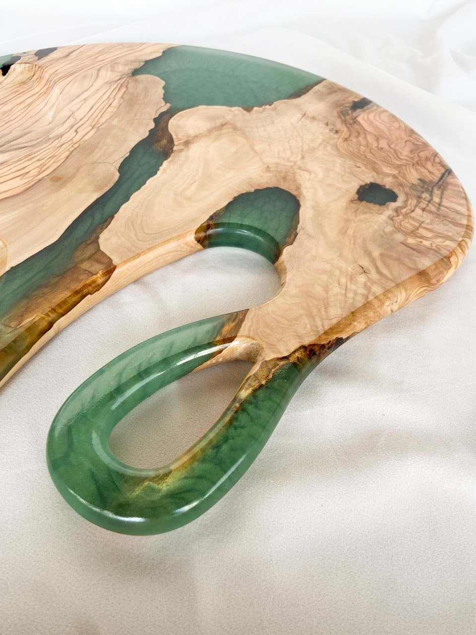 Metalik Yeşil Epoksi Sunum Tahtası Zeytin Ağacı resmi